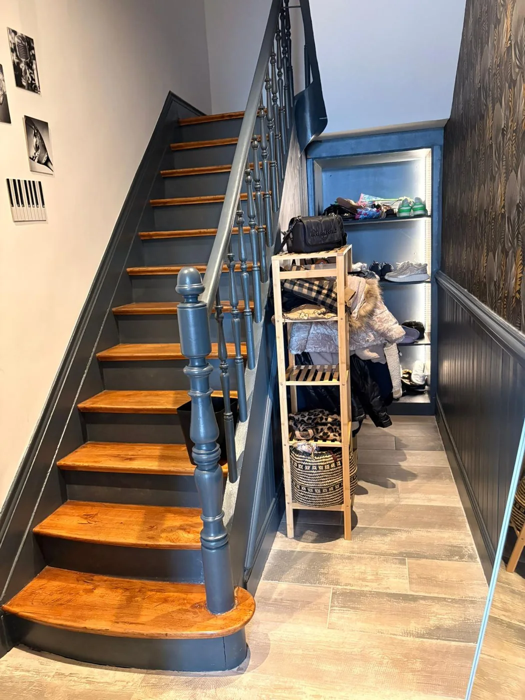 Entrée et escalier rénovés avec finitions premium