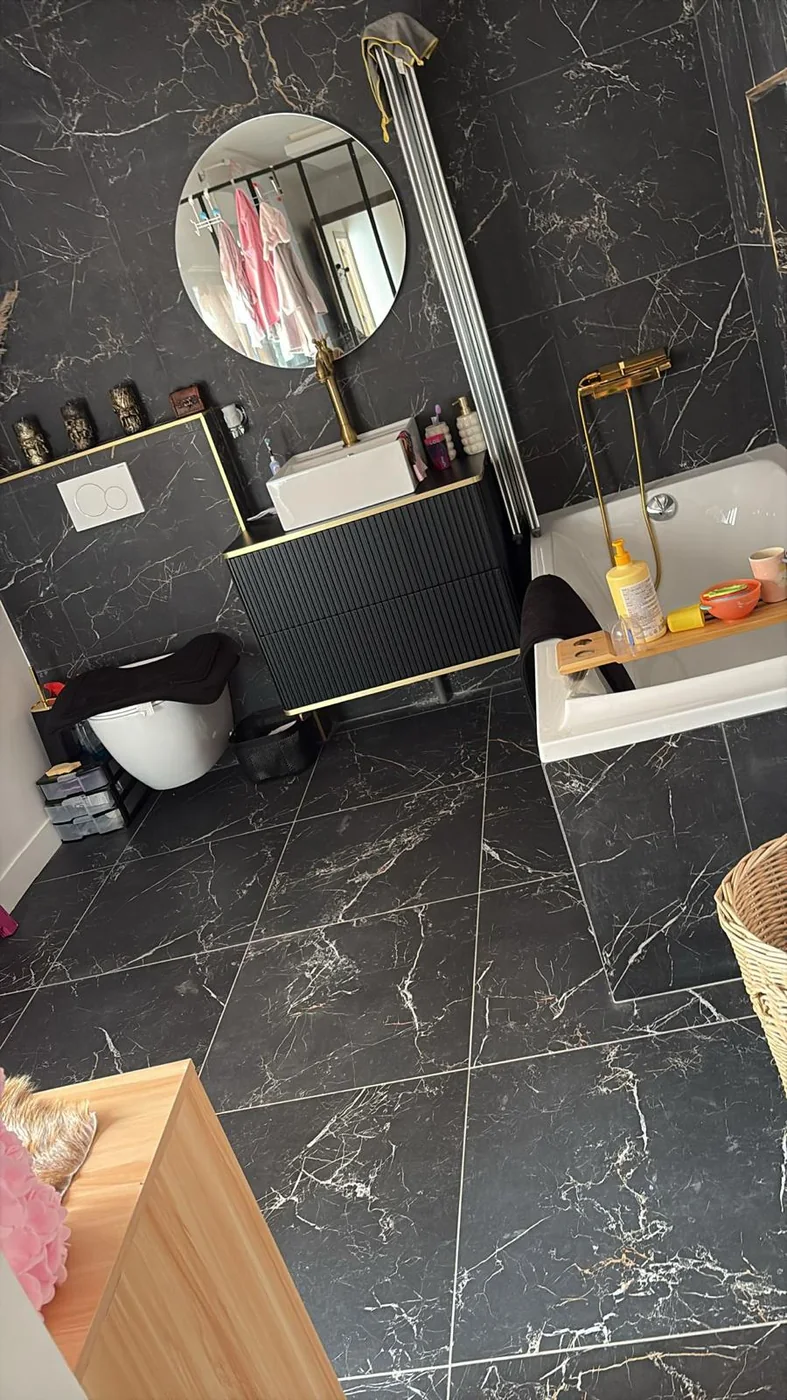 Salle de bain haut de gamme en marbre et doré